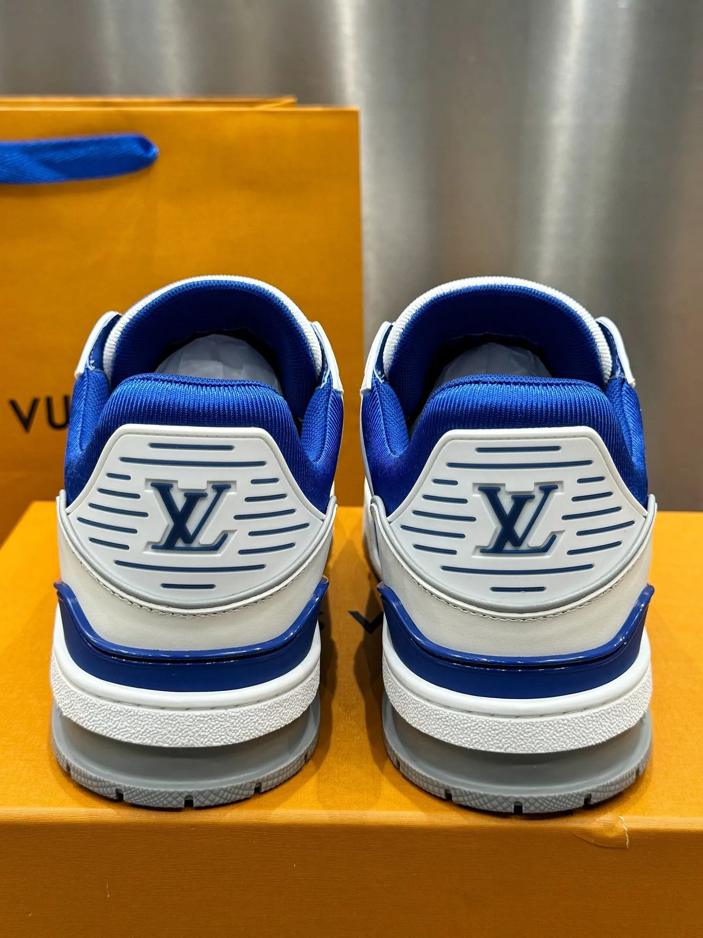 👟👟Ex-factory price 740👟👟 LOUIS VUITTON - the best-looking sneakers by Virgin Abloh, Lv Brand strongly recommends new products, official website limited edition retro basketball sneakers! Both high-top and low-top models spent money to purchase the original 1:1 accurate replica, the details are invincible, full of sincerity, imported custom-made original cowhide, the original package method is the same, the details are 100% restored, the private model customizes the original one-piece TPU outsole, which is different from other brands, without the original version, this effect cannot be achieved! LV’s best-looking couple shoes in the past, don’t miss it! Size: 35-45